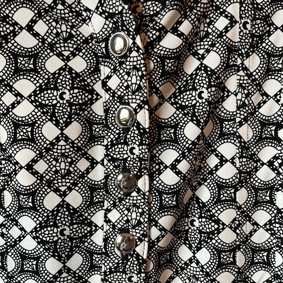 db Black and White sleeveless blouse with button detail - Picture 6 of 6